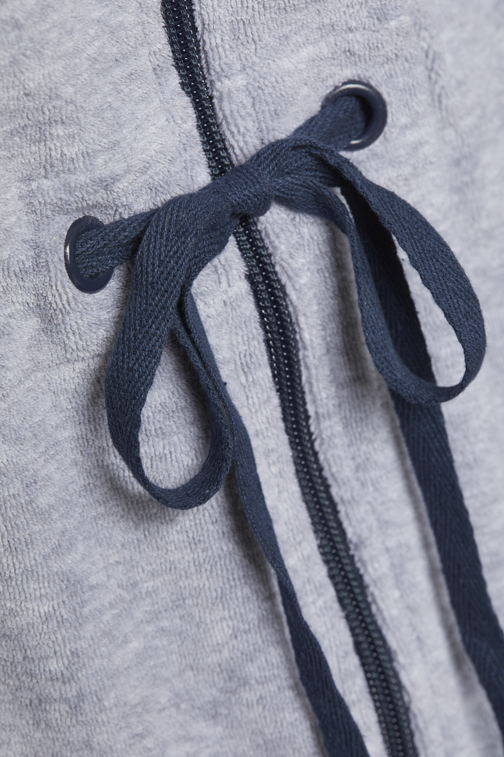 Detailbild Bademantel mit Kapuze von Comazo in der Farbe Grau-Melange mit Kordelzug an der Teile und Zwei-Wege-Reißverschluss