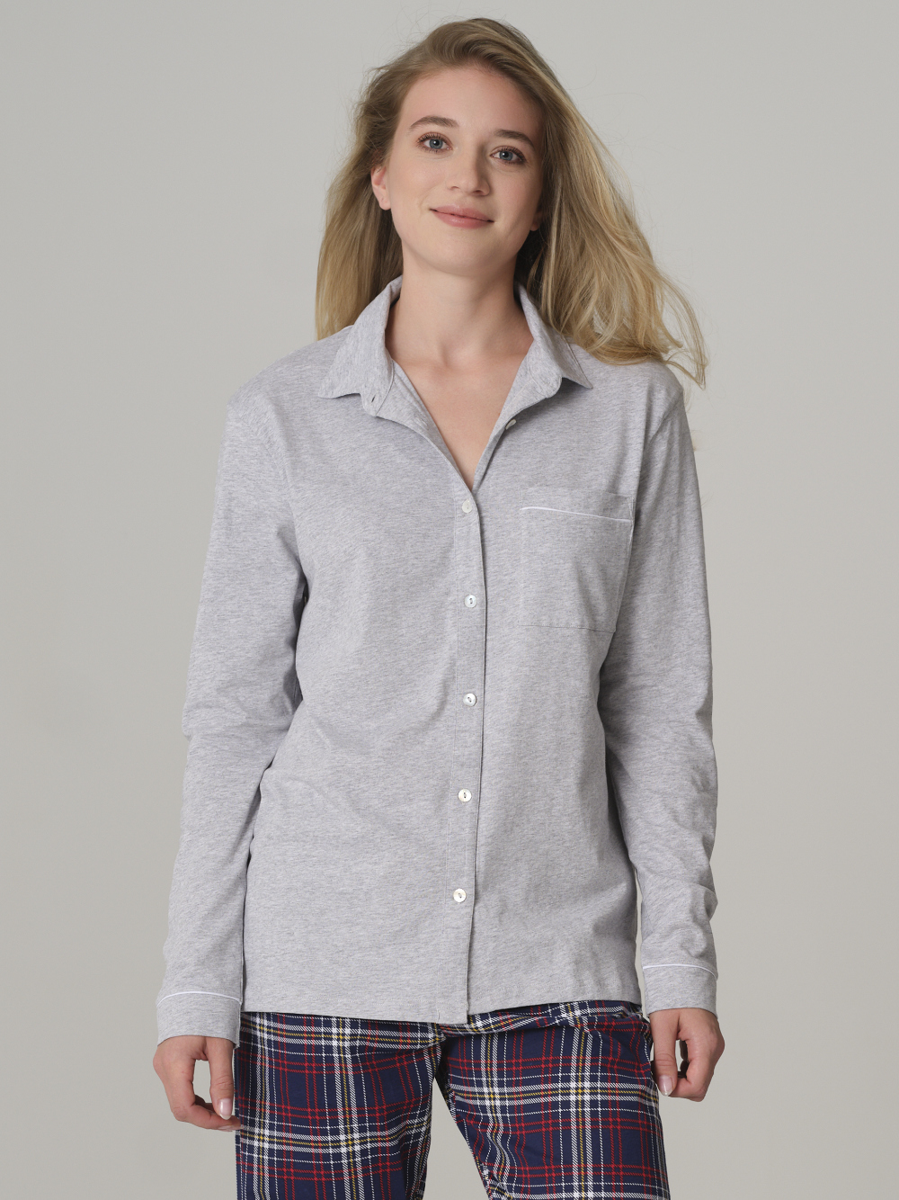 Vorderansicht: Frau trägt Comazo Loungejacke aus 100% Baumwolle Farbe Silber-Melange