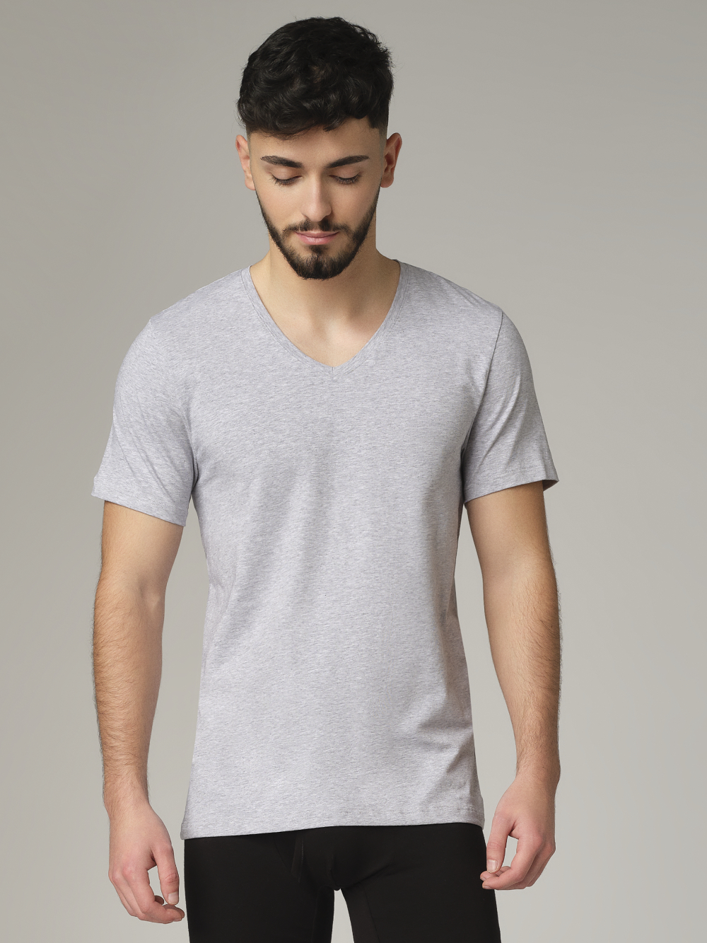 Vorderansicht: Mann trägt Basic Shirt kurzarm von Comazo in der Farbe Grau-Melange V-Ausschnitt