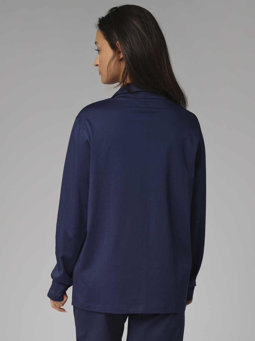 Rückansicht: Frau trägt Comazo Damen Pyjamajacke Farbe Dunkelblau aus merzerisierter Baumwolle