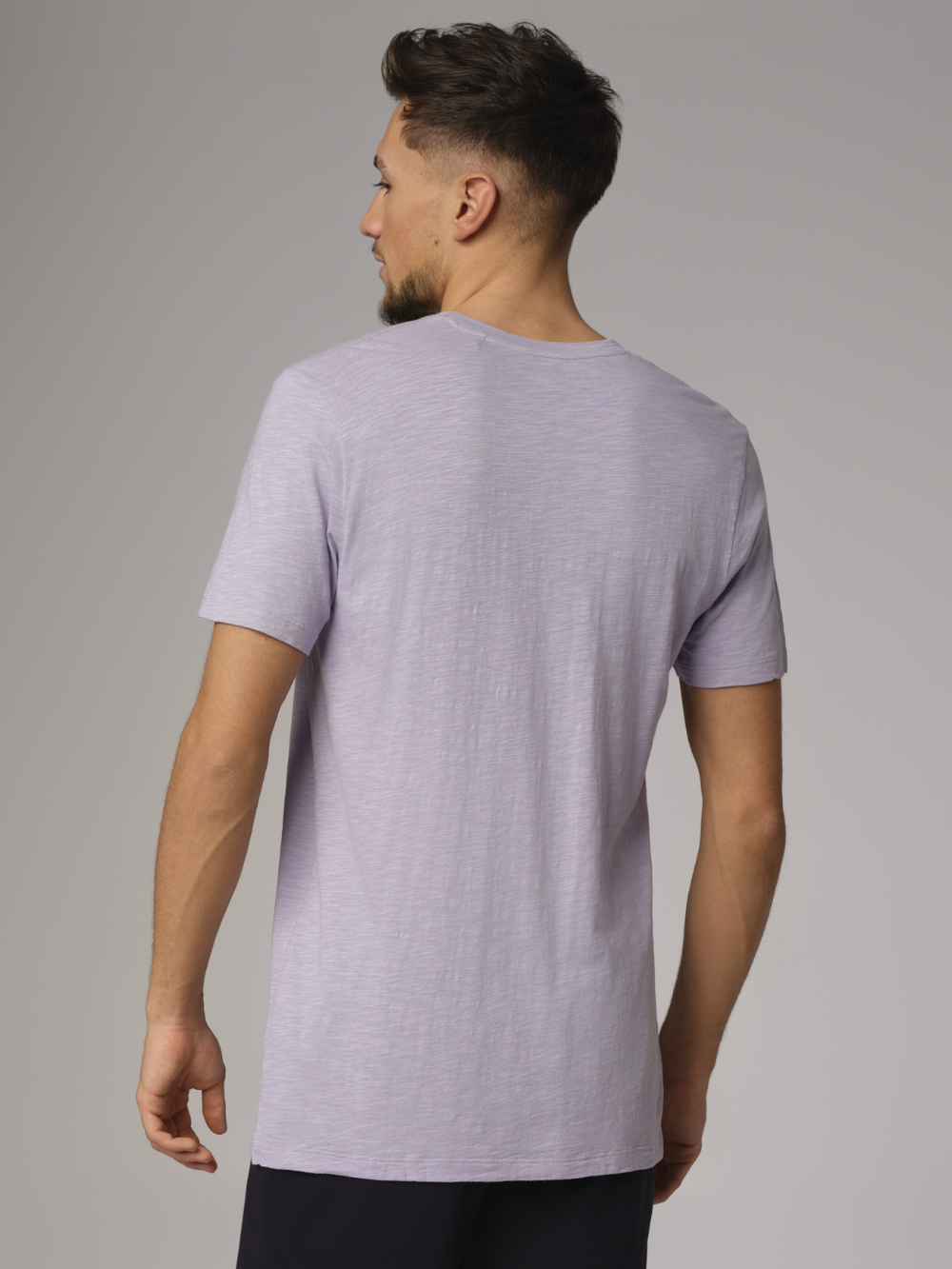 Rückansicht: Mann trägt Shirt kurzarm aus Flammgarn Farbe Lila