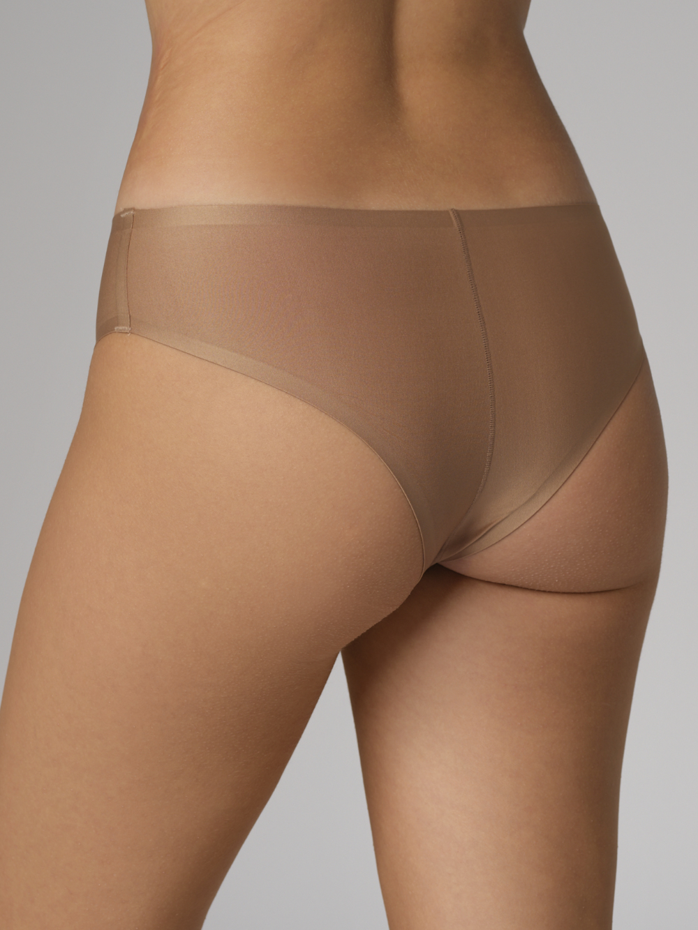 Rückansicht 2: Frau trägt Brasil-Slip Bonded von Comazo in der Farbe Biscotti