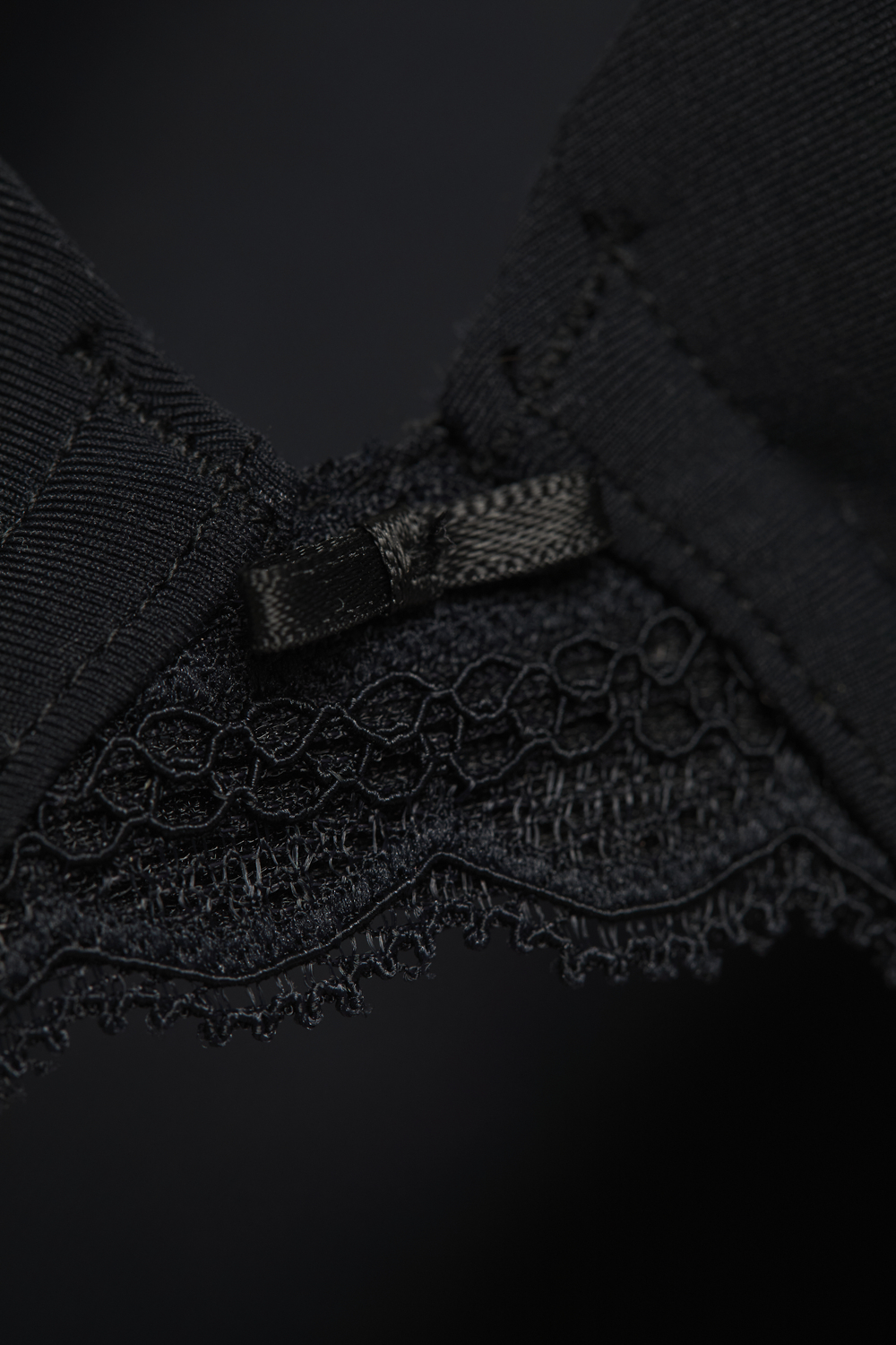 Close-up image: Comazo women's bra, color black with lace