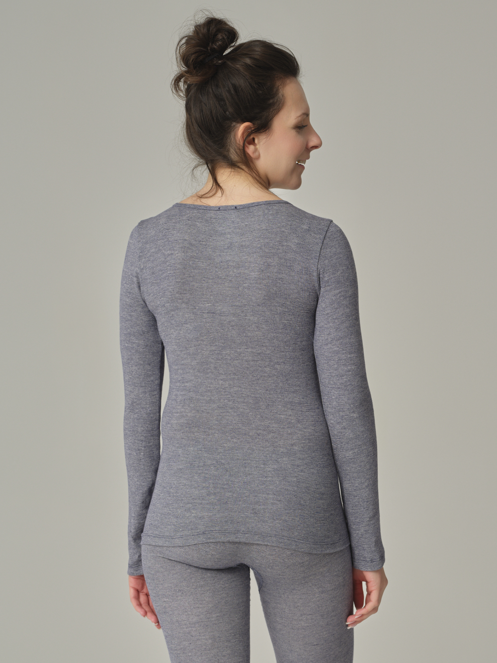 Rückansicht: Frau trägt Comazo Damen Shirt mit Wolle-Seide Farbe Dunkelblau-Melange