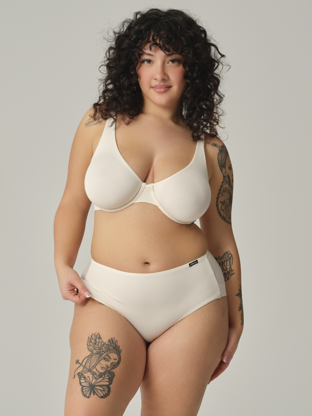 Vorderansicht 2: Frau trägt Comazo Slip hochtailliert mit Microfaser-Touch Farbe Offwhite
