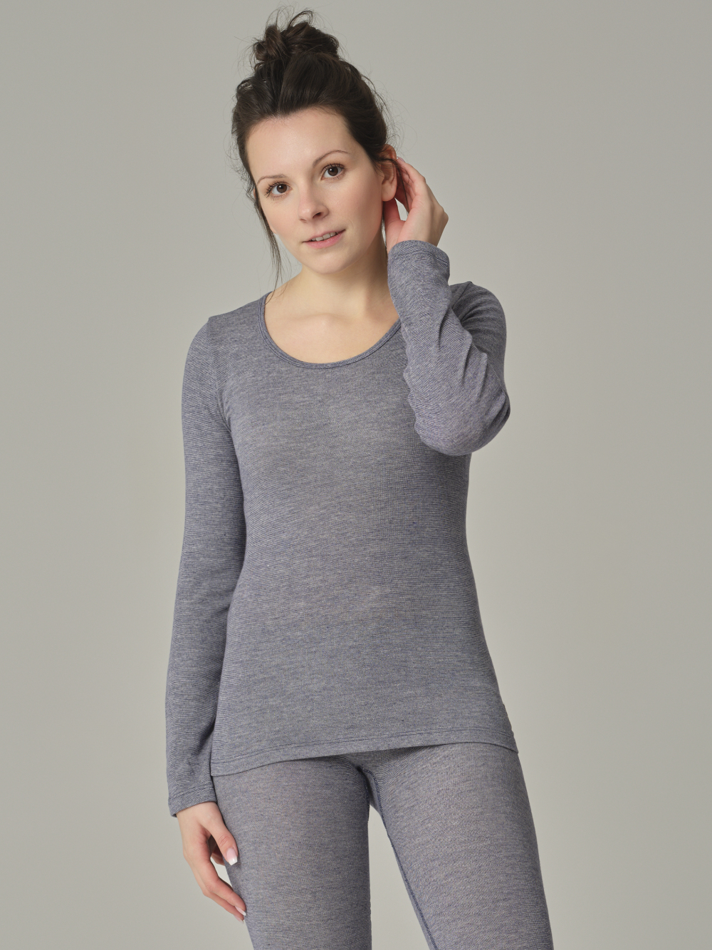 Vorderansicht: Frau trägt Shirt mit Wolle-Seide von Comazo in der Farbe Dunkelblau-Melange