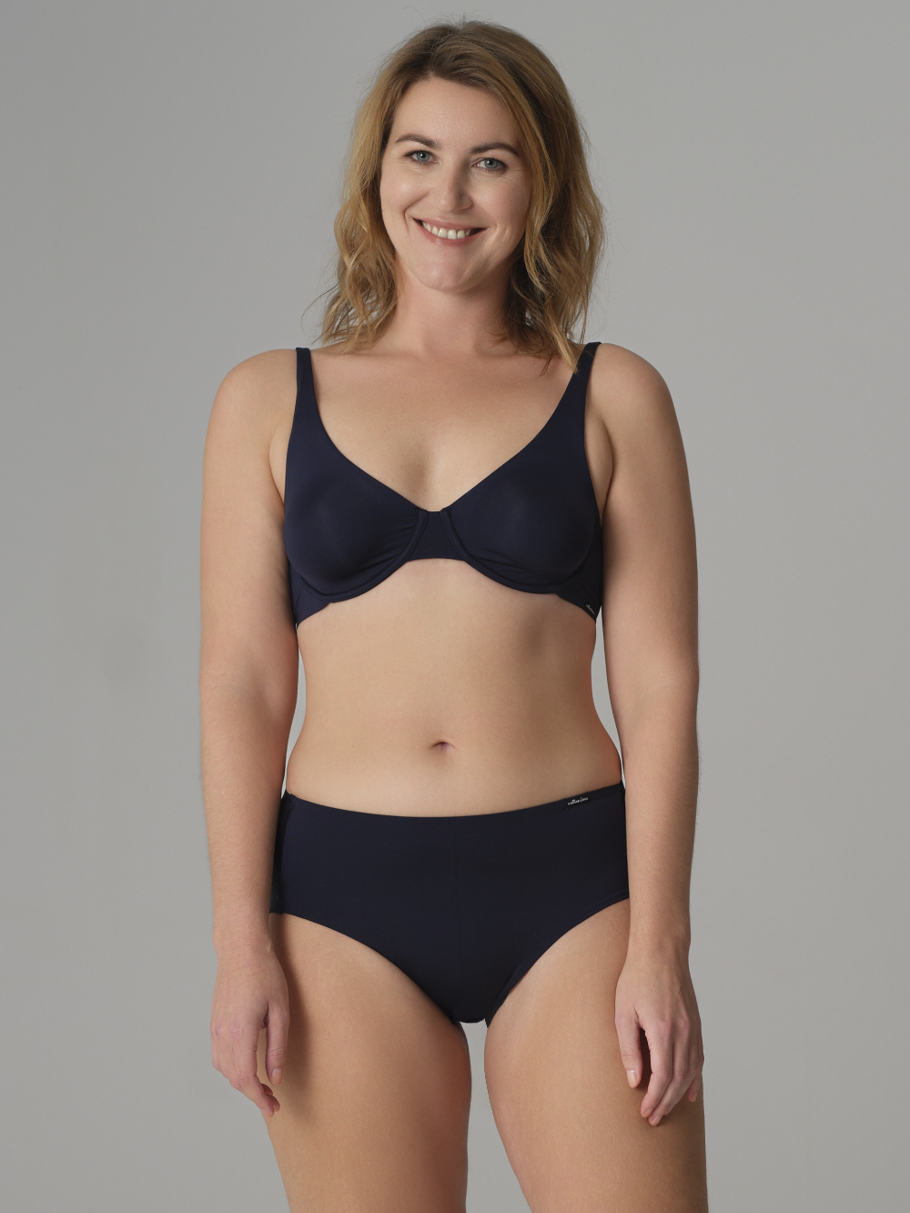 Vorderansicht: Frau trägt Comazo Slip hochtailliert mit Microfaser-Touch Farbe Moonlight Blue