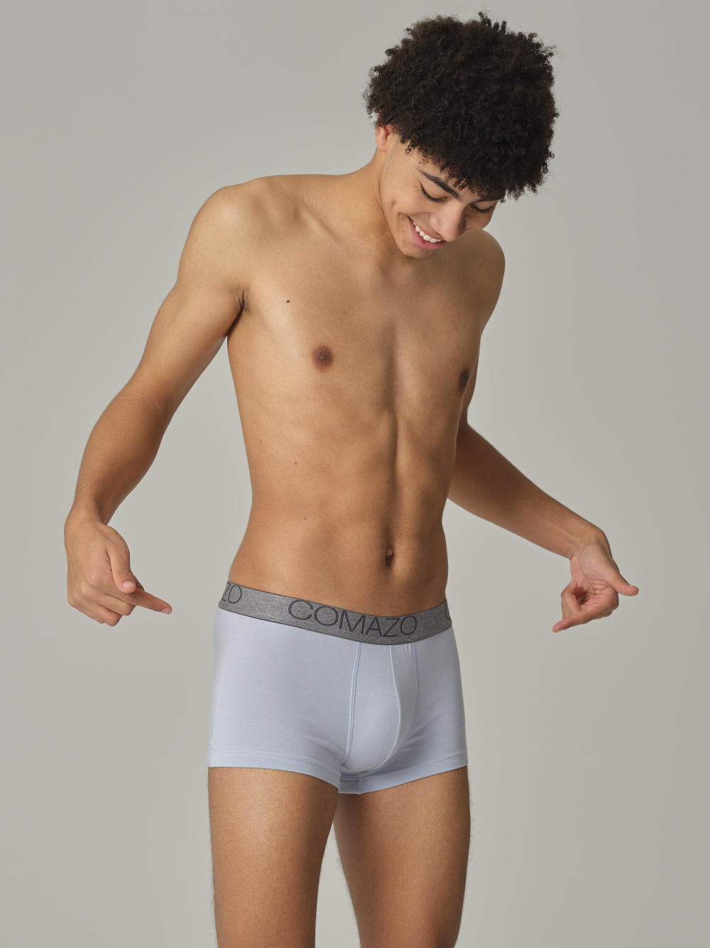 Vorderansicht: Mann trägt Comazo Herren Pants kurz Farbe Puderblau