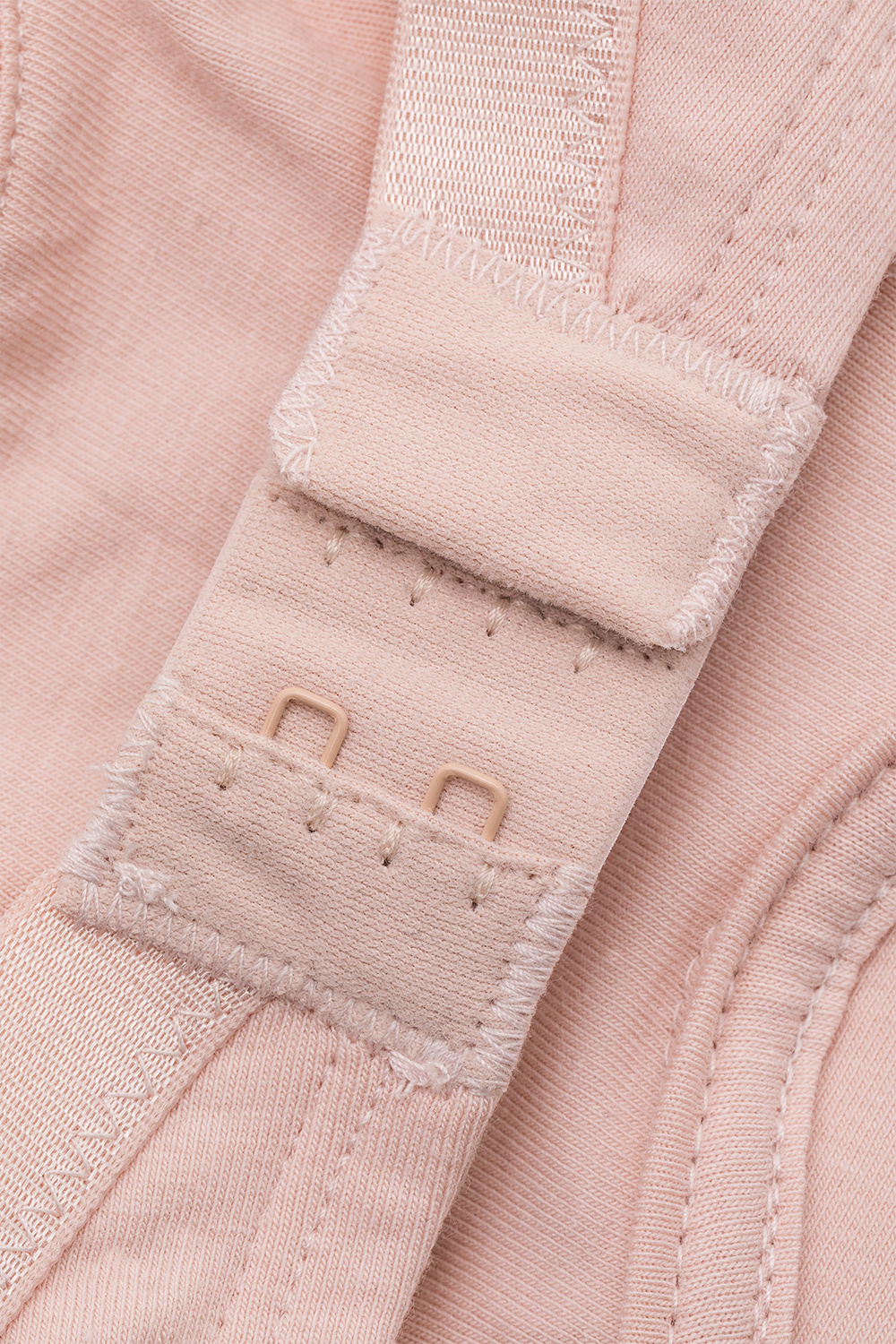 Detailbild Verschluss Fairtrade Still-BH von Comazo in der Farbe Almond ohne Bügel,  mit einhändig bedienbarem Klick-Verschluss