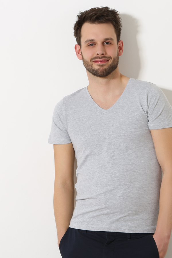 Vorderansicht: Junger Mann trägt Basic Shirt kurzarm von Comazo in der Farbe Grau-Melange V-Ausschnitt