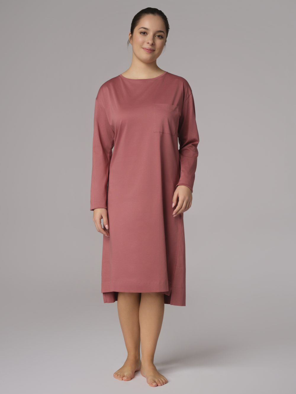 Vorderansicht: Frau trägt Nachthemd langarm von Comazo in der Farbe Old Rose aus 100% merzerisierter Baumwolle mit Rundhalsausschnitt & Brusttasche