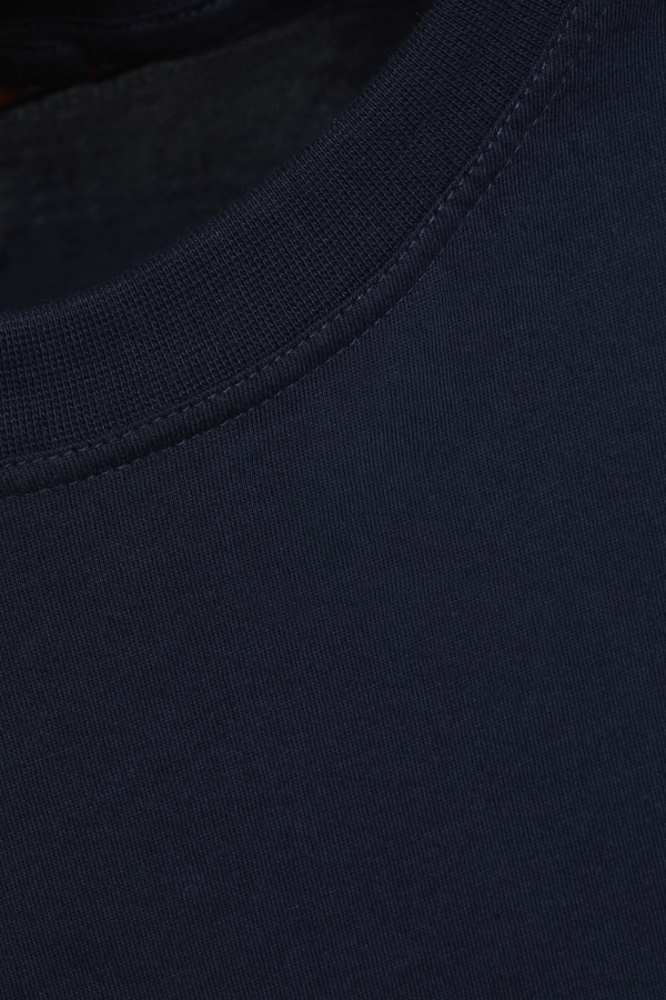 Detail image: Comazo American Style T-shirt in Marine color, made of 100% cotton, featuring a crew neck with ribbed collar.