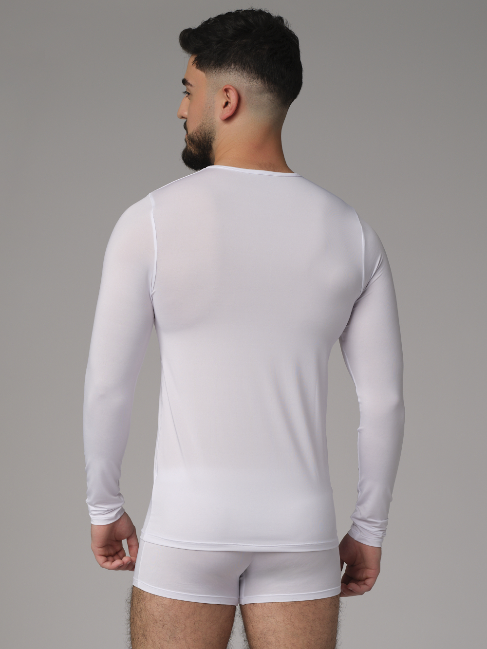 Rückansicht: Mann trägt Shirt langarm von Comazo in der Farbe Weiß mit BeSoCool Technologie