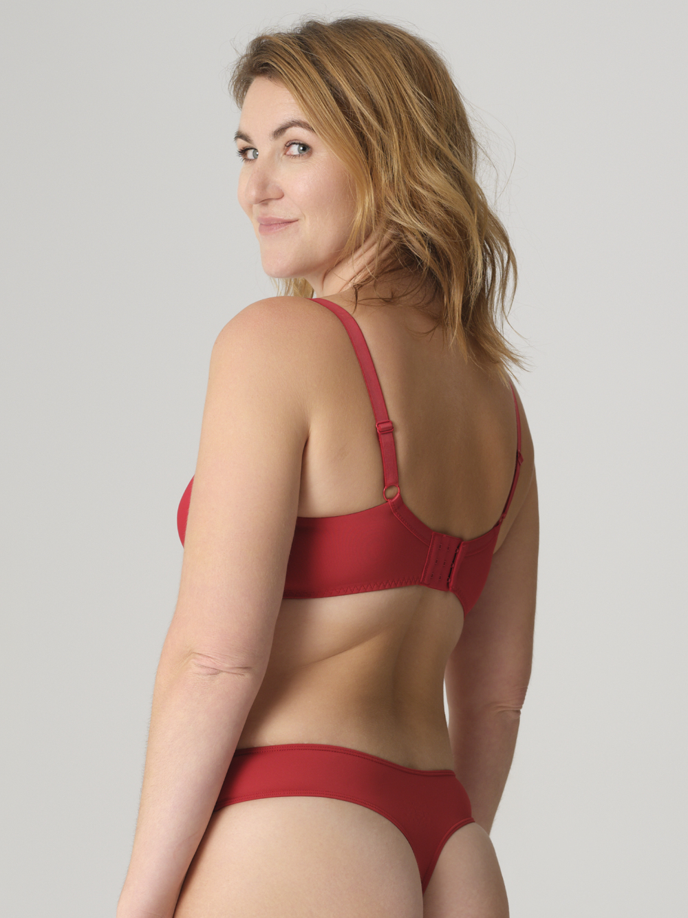 Rückansicht: Frau trägt Comazo String Farbe Cherry