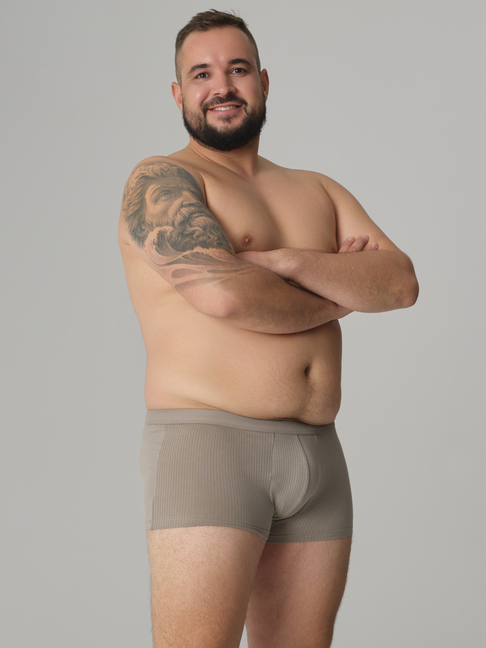 Vorderansicht: Mann trägt Comazo Trunks Farbe Schilf mit Nadelstreifen