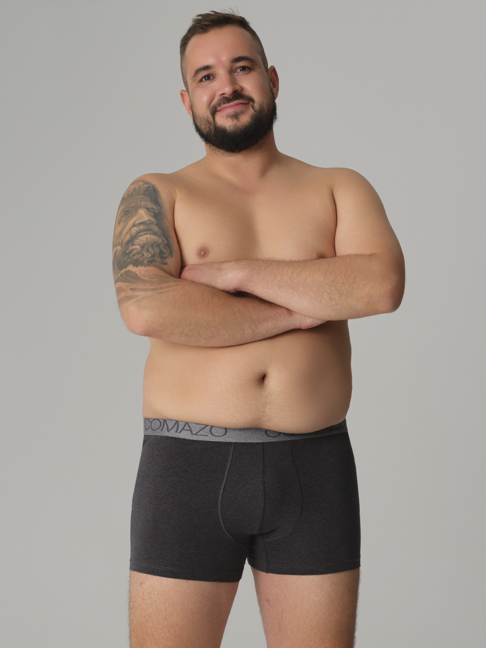 Vorderansicht: Mann trägt Comazo Herren Pants Farbe Anthrazit-Melange