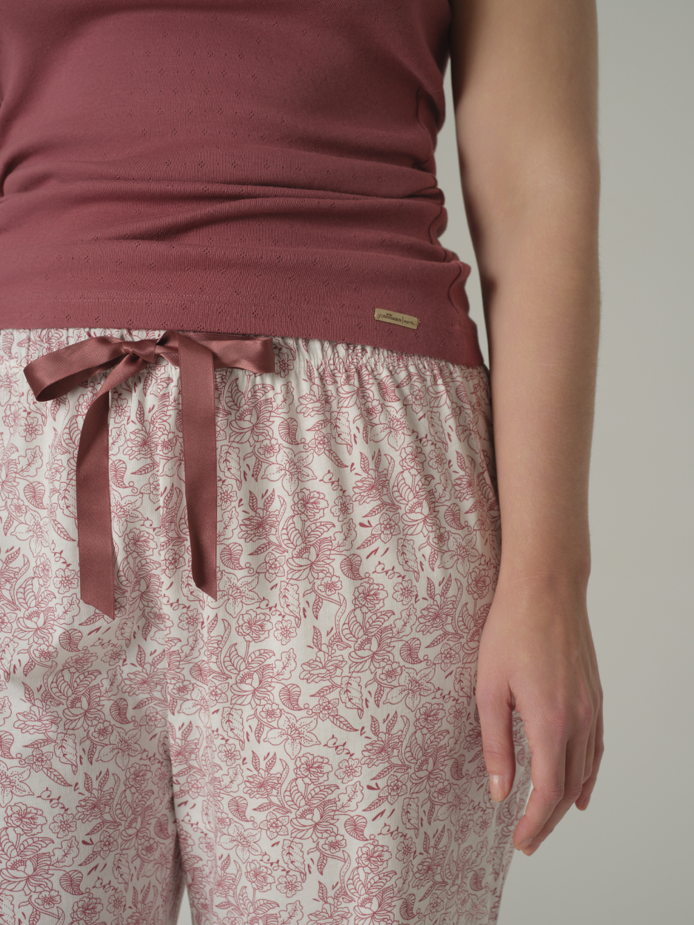 Detailansicht Vorderansicht: Frau trägt Schlafhose lang mit All-over-Druck in der Farbe Old Rose Print