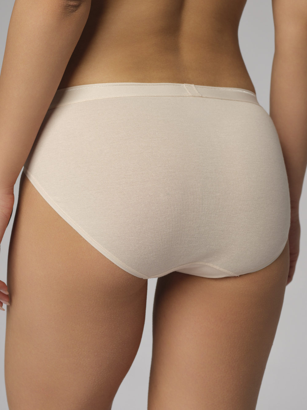 Rückansicht: Frau trägt Comazo Damen Midi-Slip Farbe Puder