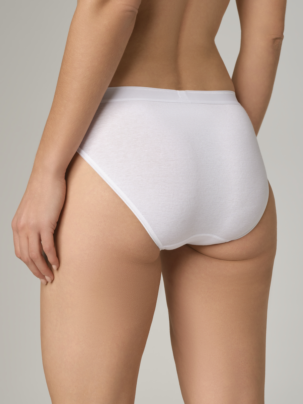 Rückansicht: Frau trägt Jazz-Pants von Comazo in der Farbe Weiß Feinripp-Qualität