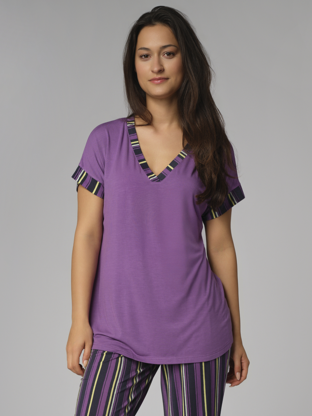 Vorderansicht: Frau trägt Comazo Damen Shirt 1/4 Arm aus Mircromodal mit V-Ausschnitt Farbe Purple