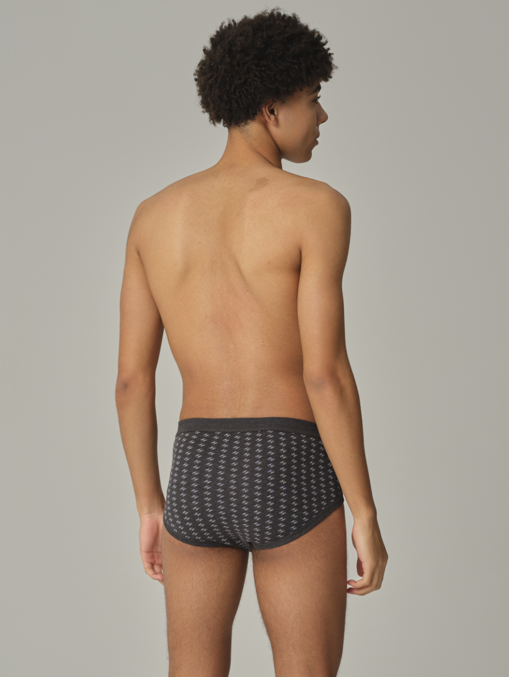 Rückansicht: Mann trägt Comazo Herren Slip mit Eingriff aus 100% Baumwolle Farbe Dunkelgrau-Melange mit Muster