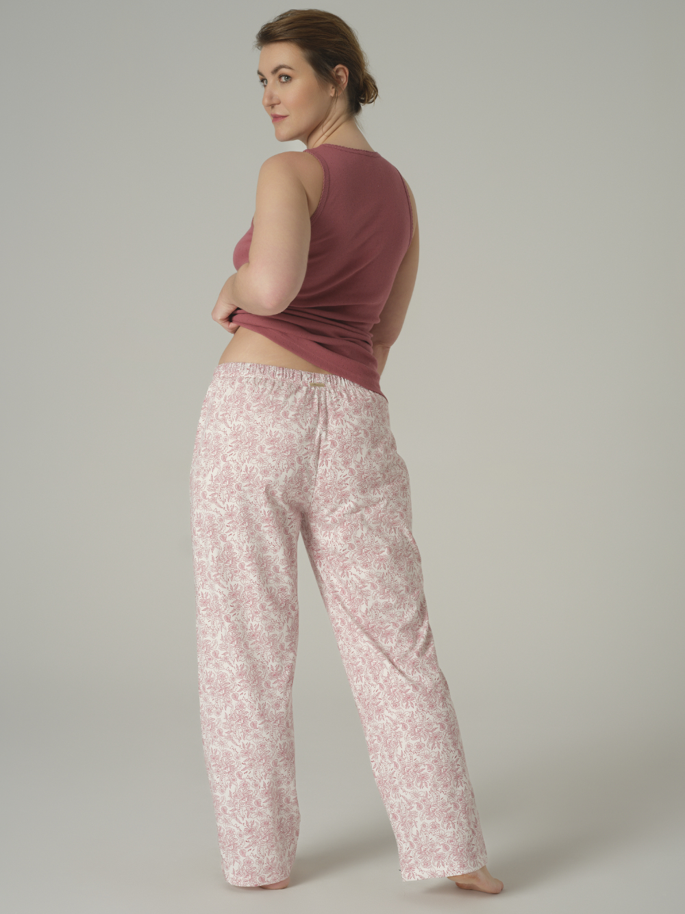 Rückansicht: Frau trägt Schlafhose lang mit All-over-Druck in der Farbe Old Rose Print