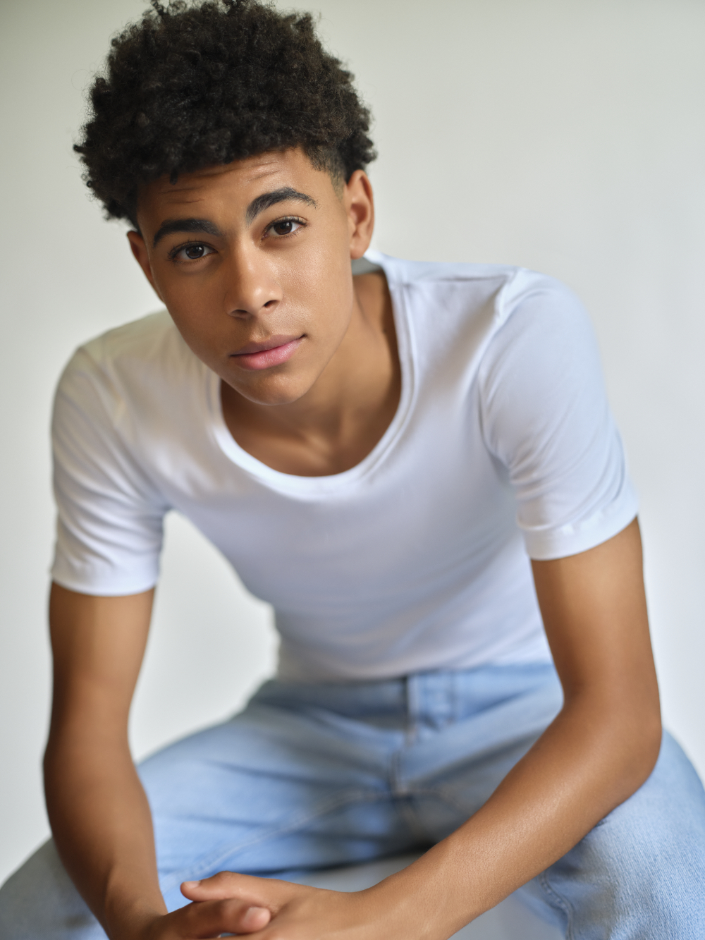 Vorderansicht: Mann trägt Shirt kurzarm aus Feinripp-Qualität von Comazo in der Farbe Weiß mit Rundhalsausschnitt