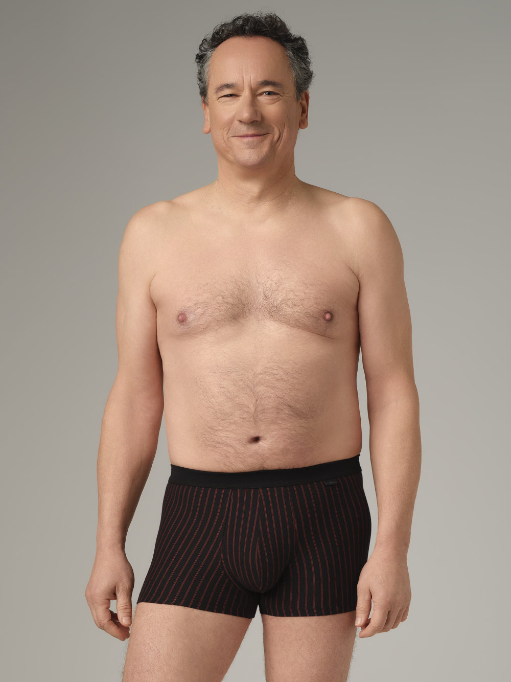 Vorderansicht: Mann trägt Trunks von Comazo in der Farbe Schwarz mit Streifen aus 100% Baumwolle