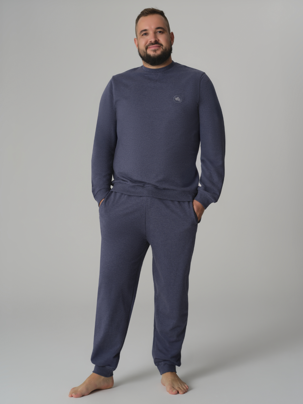 Vorderansicht: Mann trägt Comazo Herren Hose lang Farbe Dunkelblau-Melange