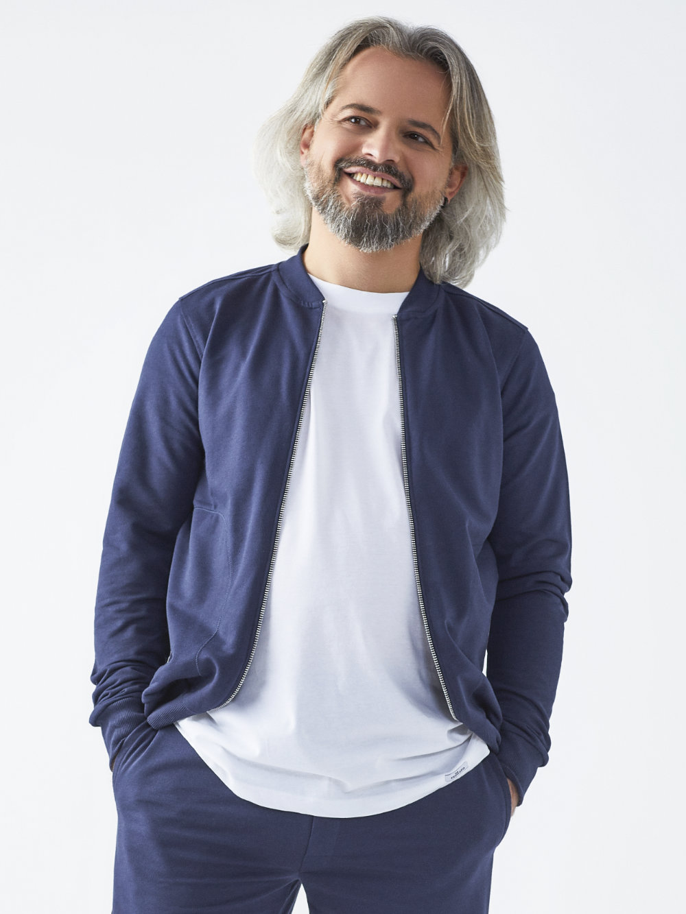 Nahaufnahme Vorderansicht: Mann trägt Jacke mit Kragen von Comazo in der Farbe Navy mit seitlichen Reißverschlusstaschen