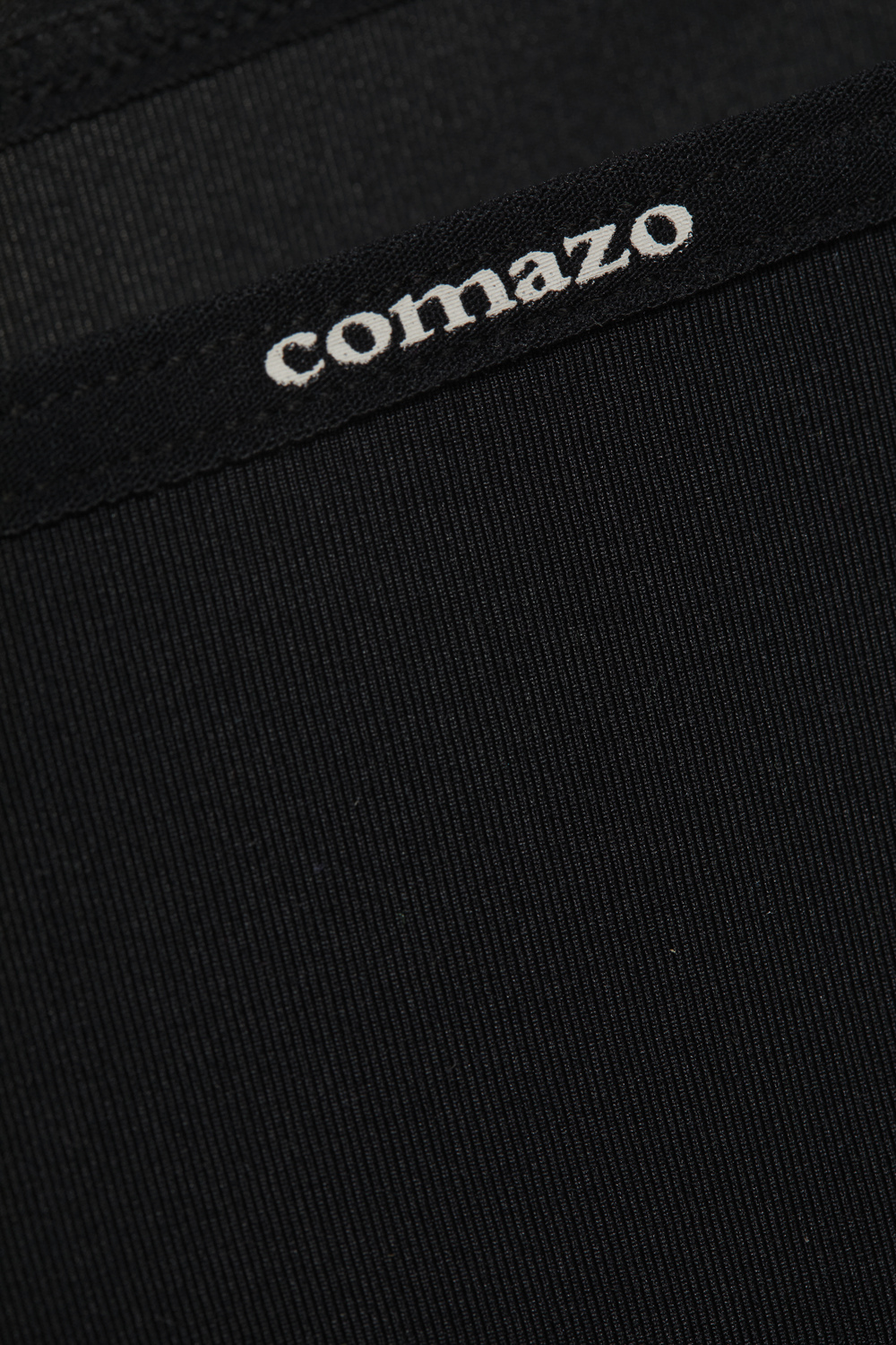 Detailbild Jazz-Pants low-cut mit Microfaser-Touch von Comazo in der Farbe Schwarz mit schwarzem Bund mit Comazo-Logo Druck