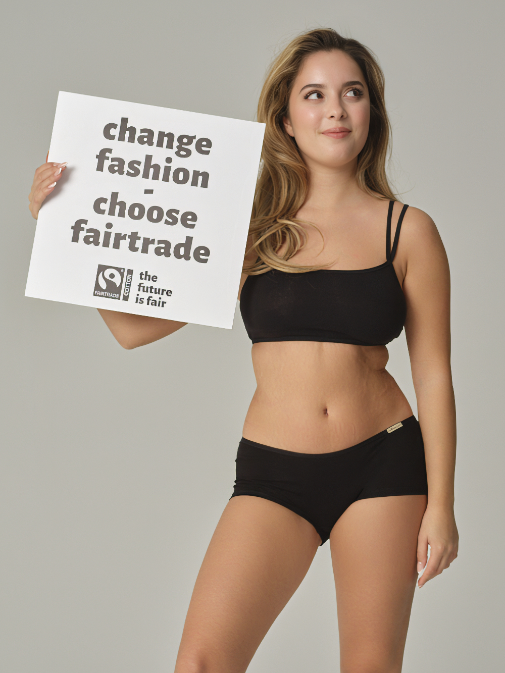 Vorderansicht: Frau trägt Fairtrade Bustier von Comazo in der Farbe Schwarz mit zierlichen, längenverstellbaren Doppelträger