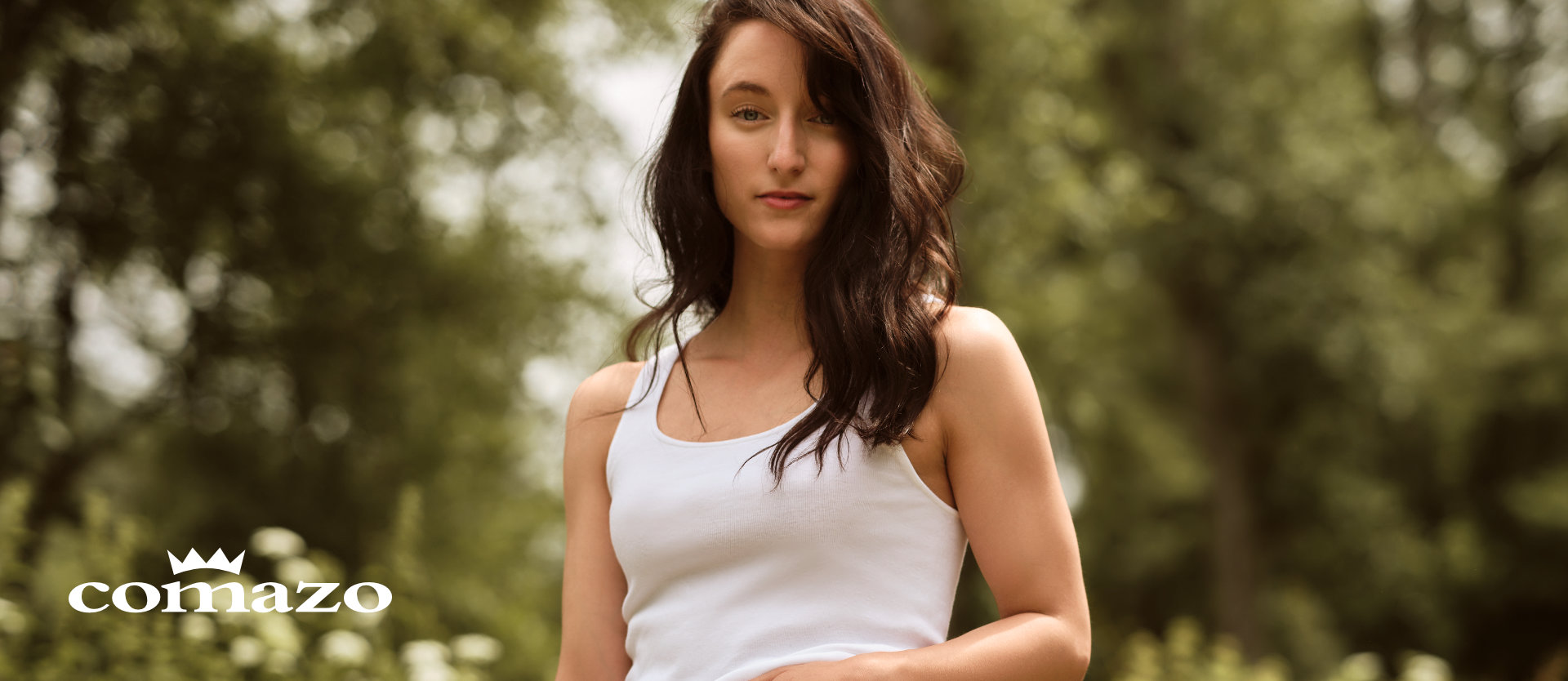 Frau trägt weißes Unterhemd von Comazo in natürlicher Umgebung – hochwertige, bequeme und nachhaltige Basics