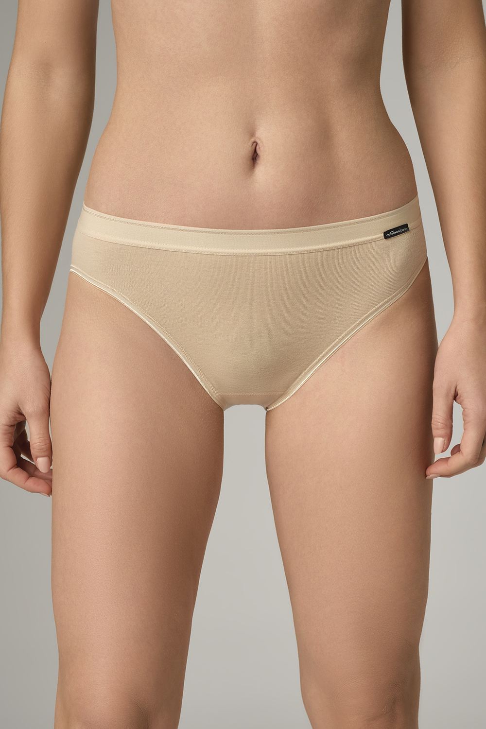 Vorderansicht: Frau trägt Jazz-Pants von Comazo in der Farbe Puder Feinripp-Qualität