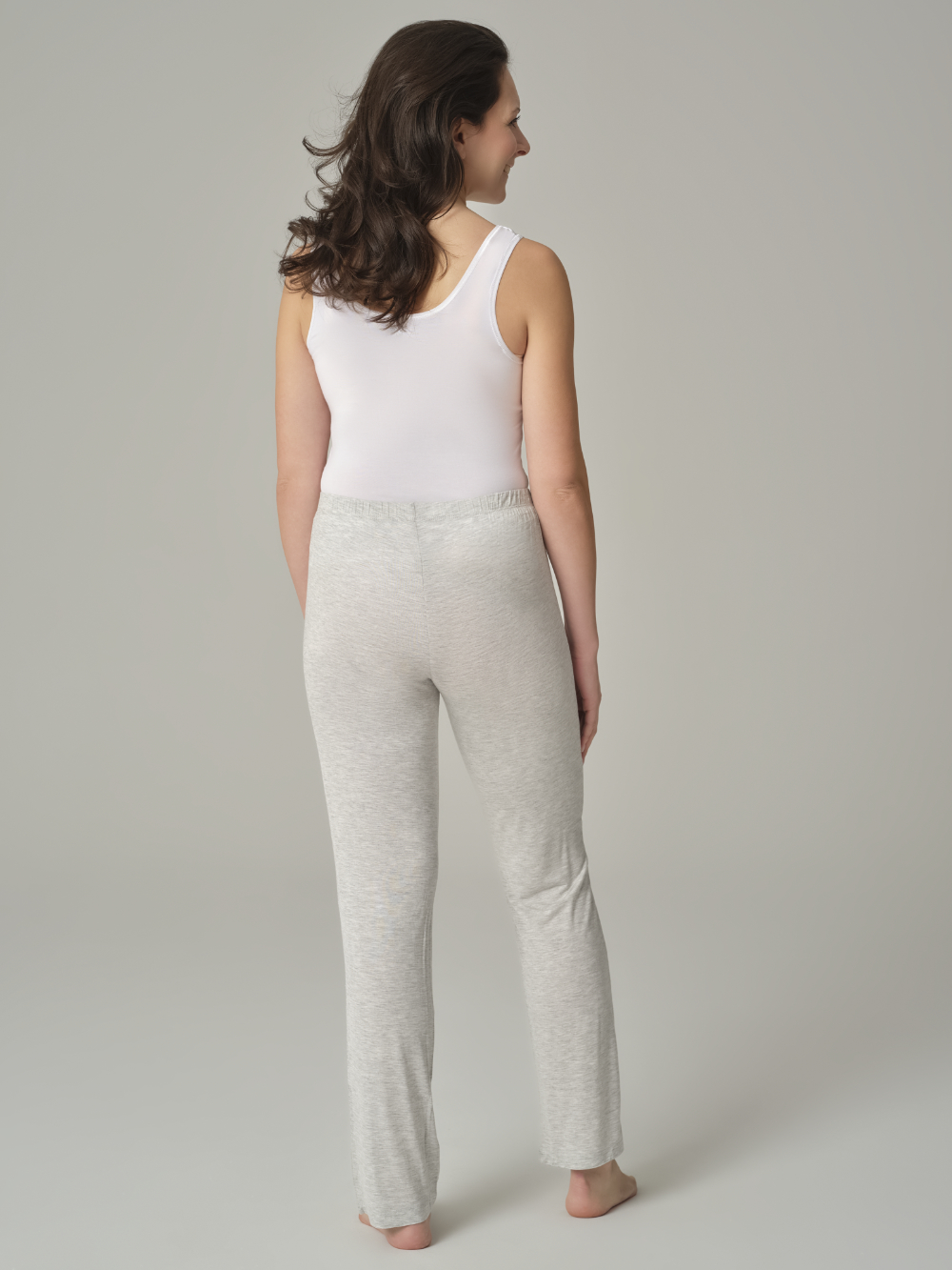Rückansicht: Frau trägt Schlafhose aus Mircomodal von Comazo in der Farbe Grau