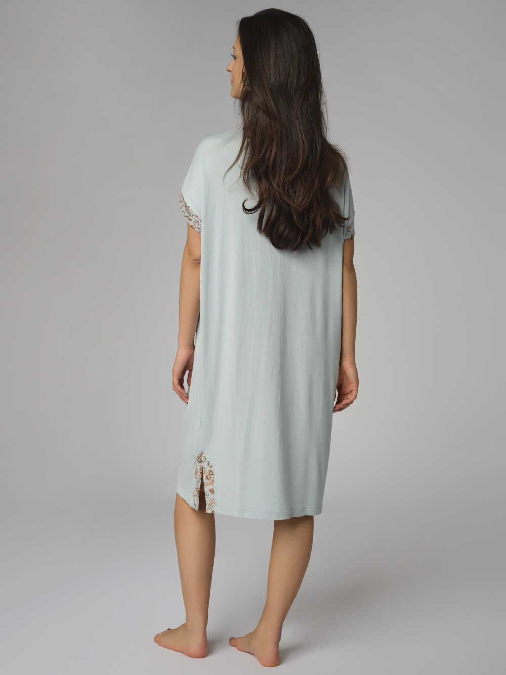 Rückansicht: Frau trägt Comazo Schlafhose aus Micromodal Farbe Water Blue Print