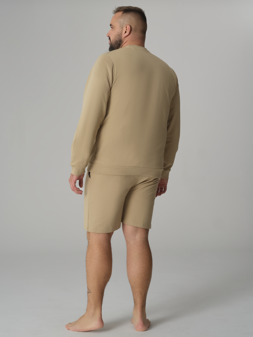 Rückansicht: Mann trägt Comazo Shorts Farbe Bast