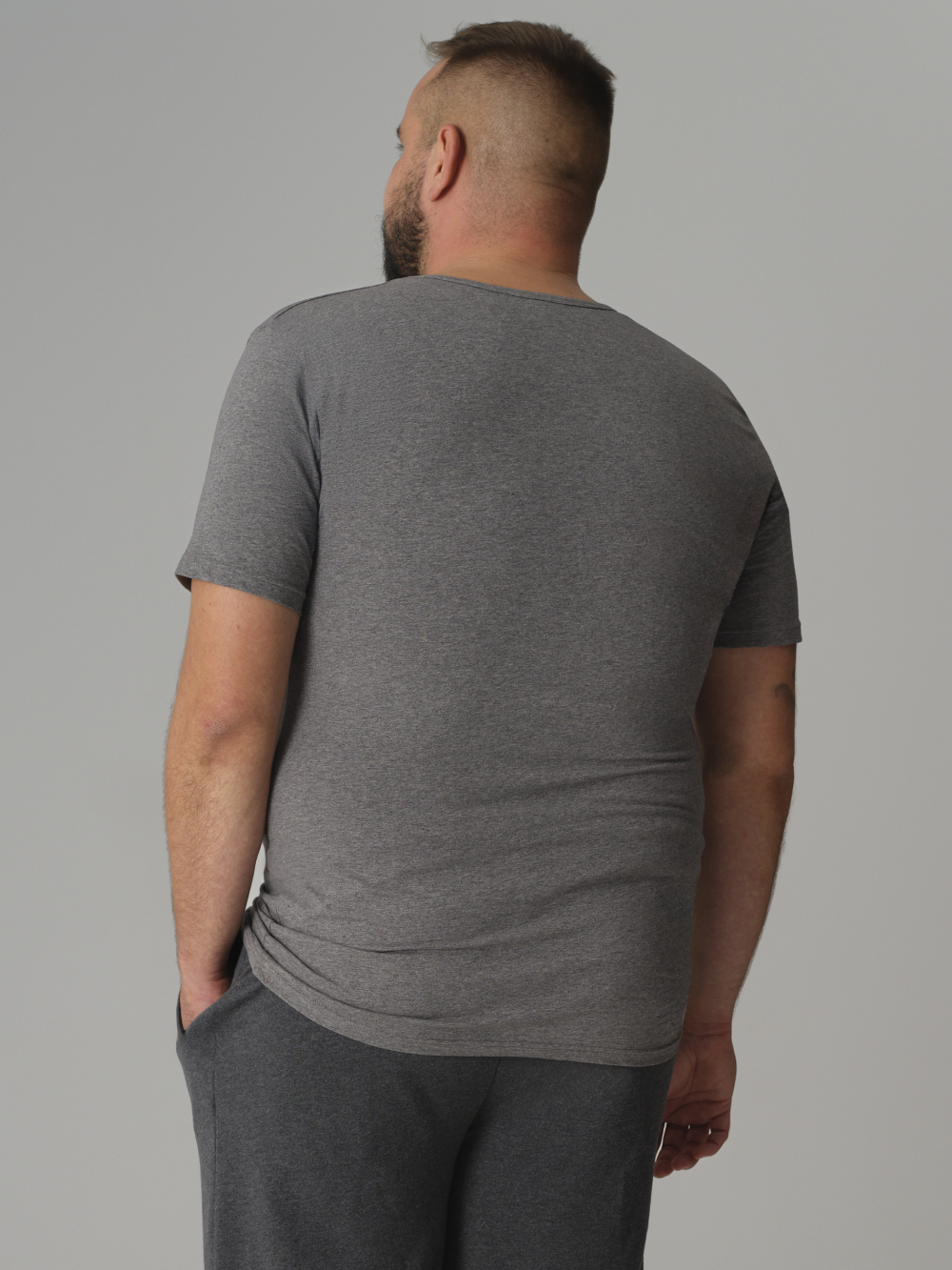 Rückansicht: Mann trägt Shirt kurzarm Farbe Grau-Melange