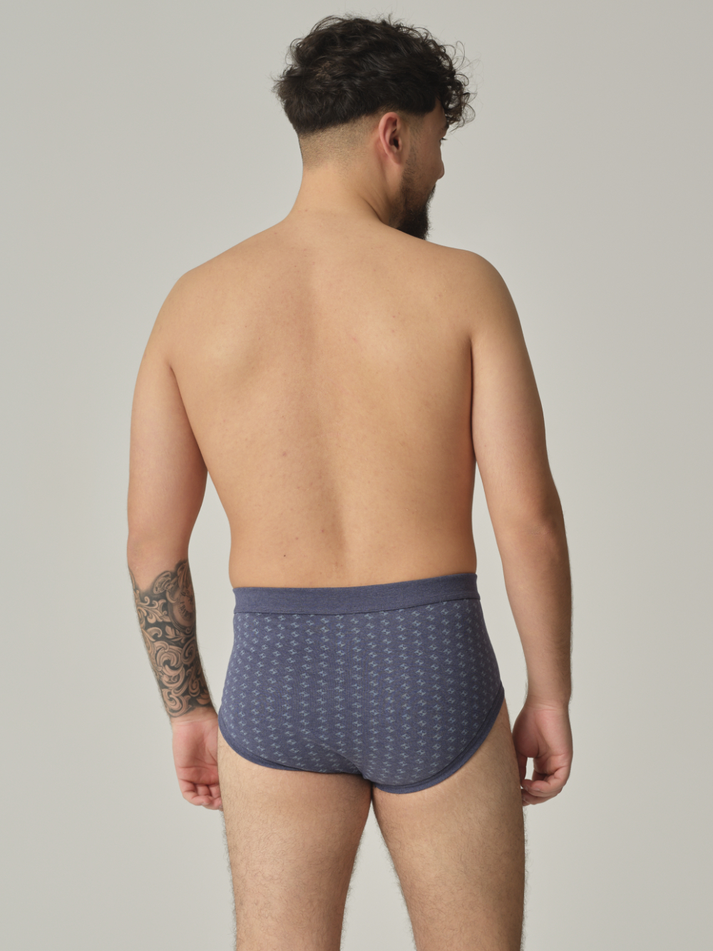 Vorderansicht: Mann trägt Comazo Herren Slip mit Eingriff aus 100% Baumwolle Farbe Blau-Melange mit Muster