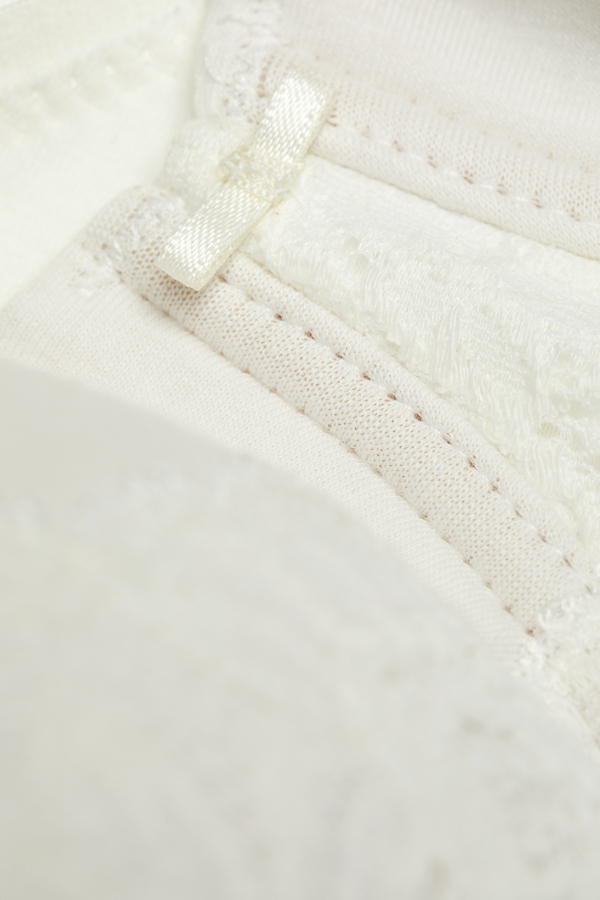 Detailbild Zierschleife Fairtrade BH mit Bügel von Comazo in der Farbe Champagner mit Zierschleife und mit Spitze bezogenen Cups.