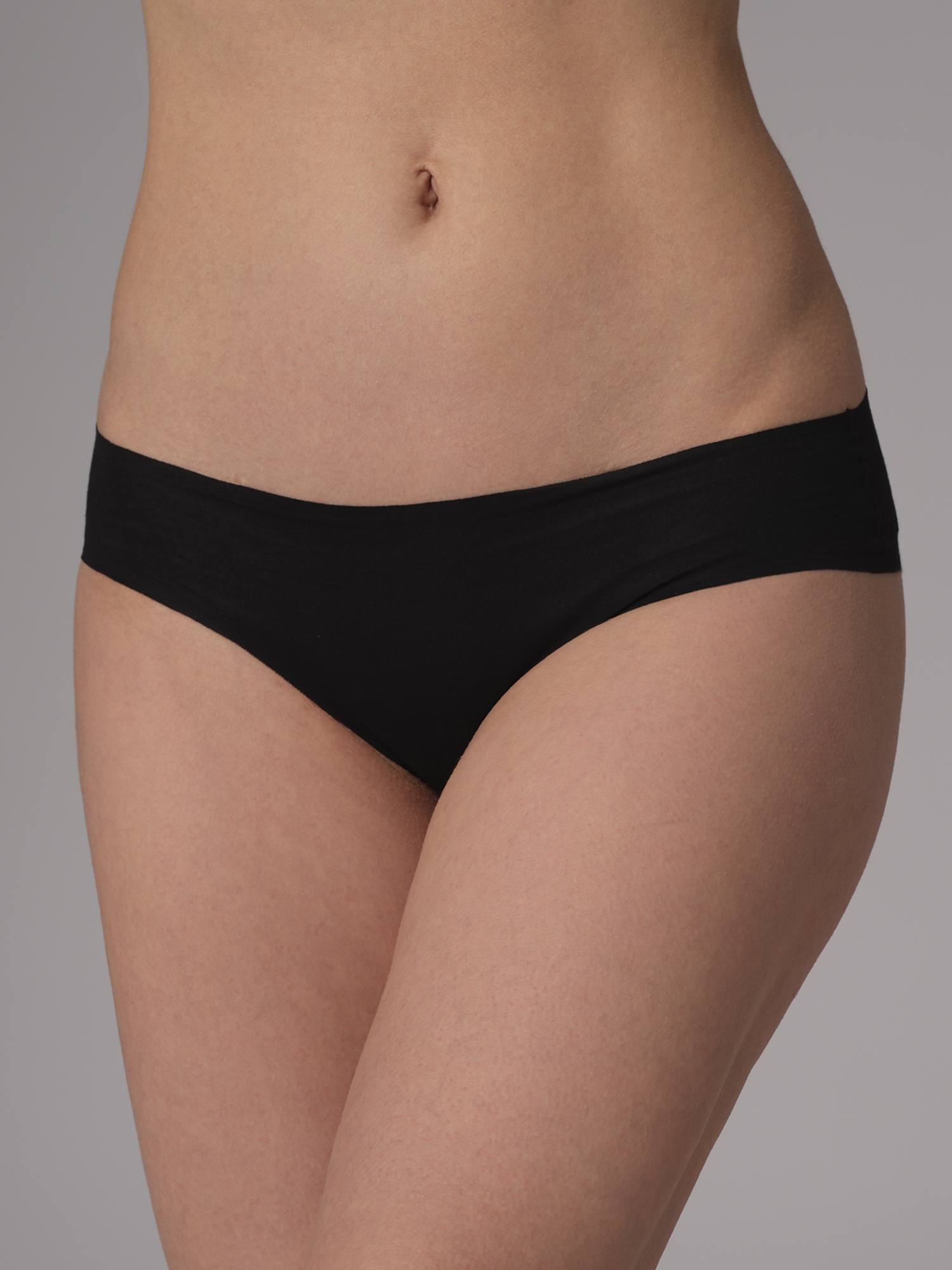 Vorderansicht: Frau trägt Jazz-Pants Cleancut von Comazo in der Farbe Schwarz