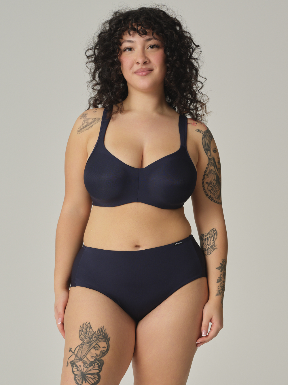 Vorderansicht 2: Frau trägt Comazo Slip hochtailliert mit Microfaser-Touch Farbe Moonlight Blue