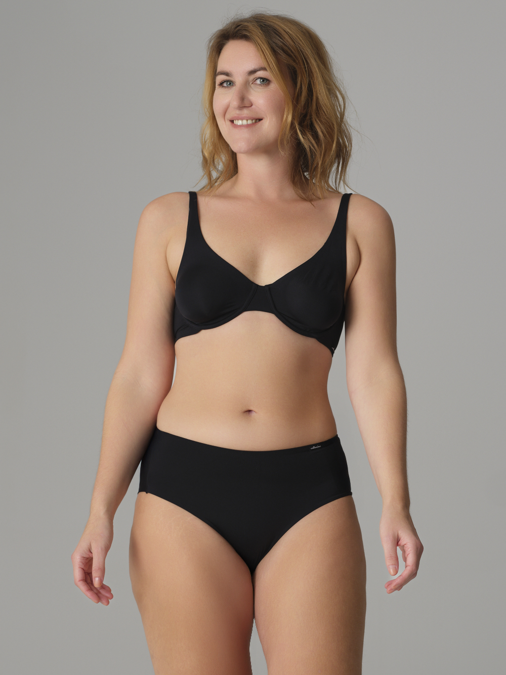 Vorderansicht: Frau trägt Comazo Slip hochtailliert mit Microfaser-Touch Farbe Schwarz