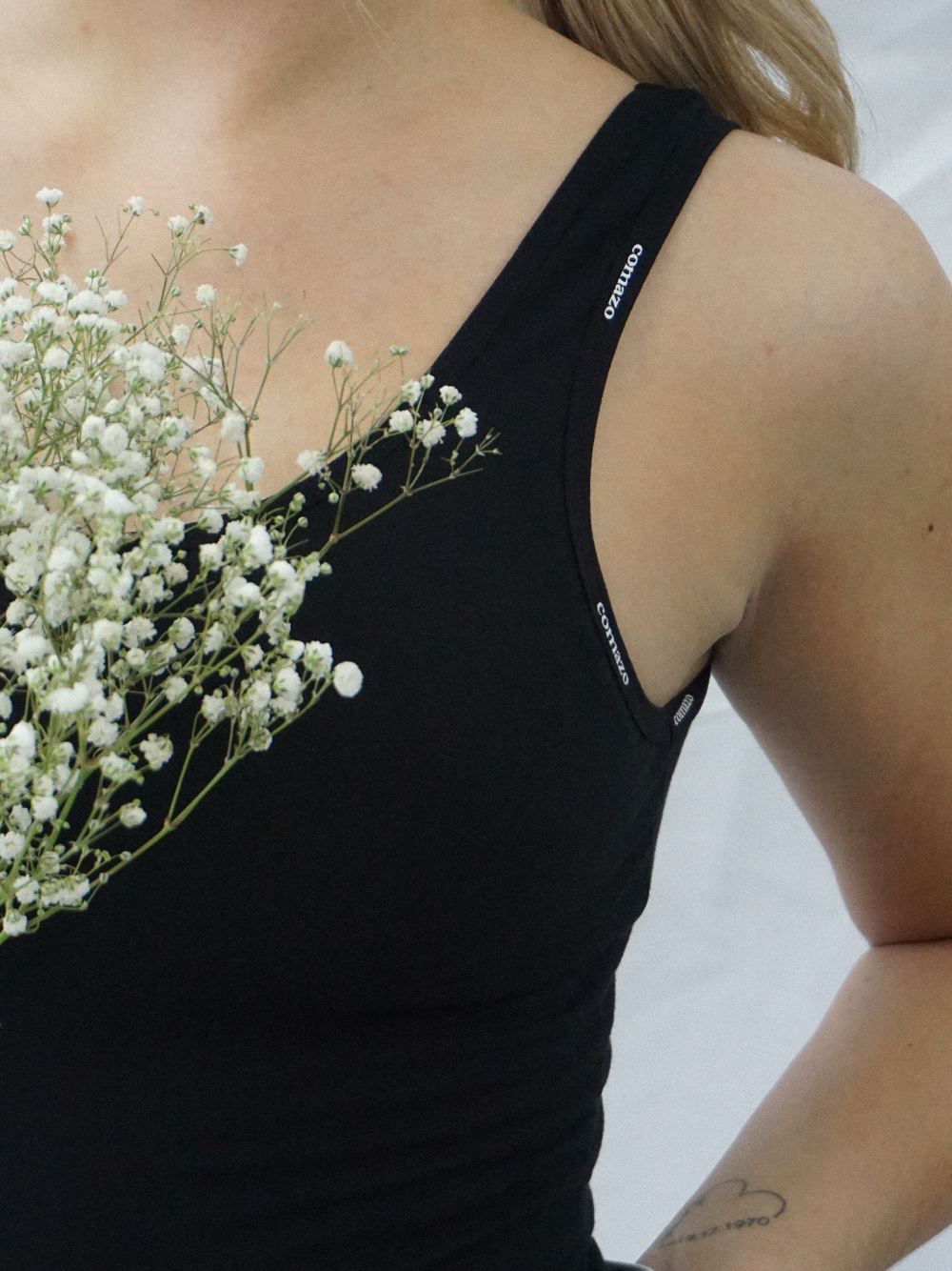 Detailbild Fairtrade Body von Comazo in der Farbe Schwarz mit feinem Logo-Gummi