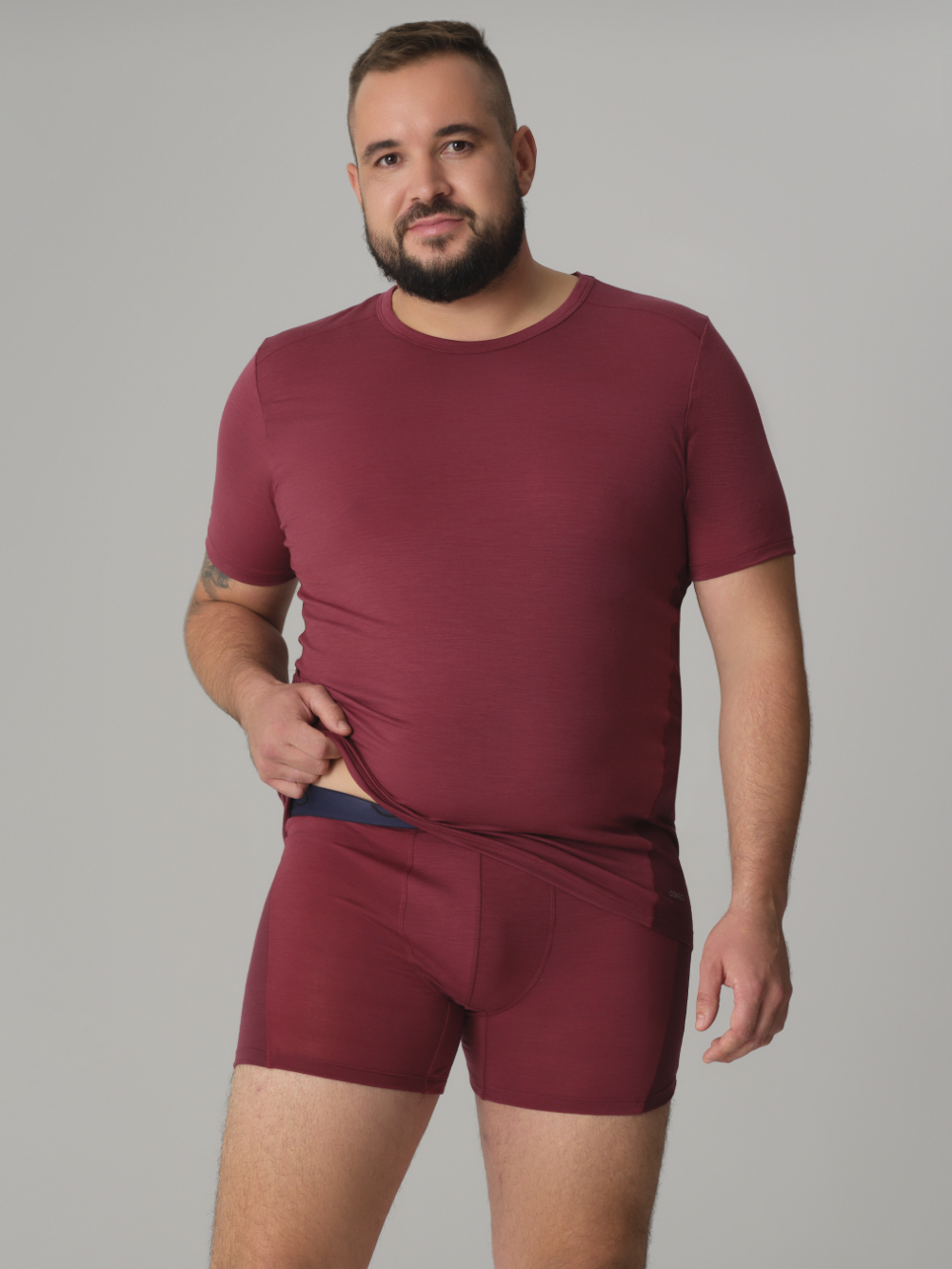 Vorderansicht: Mann trägt Trunks aus Merinowolle Farbe Merlot/Porto