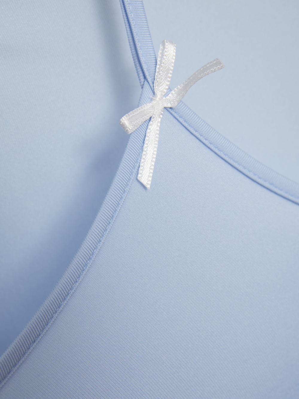 Detailbild Unterhemd Spaghettiträger in der Farbe Bluebell mit Zierschleife