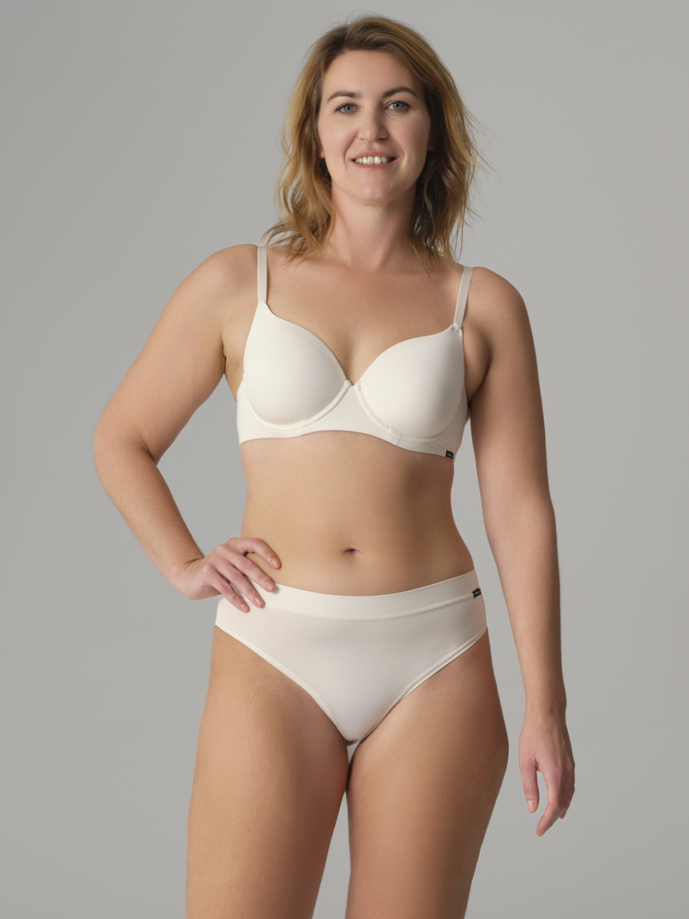 Vorderansicht: Frau trägt Comazo Slip mit Microfaser-Touch Farbe Offwhite