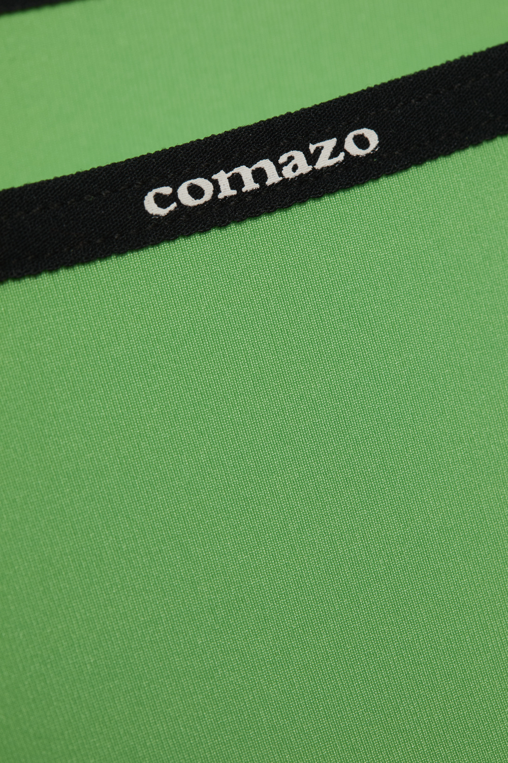 Detailbild Jazz-Pants low-cut mit Microfaser-Touch von Comazo in der Farbe Tropical Green mit schwarzem Bund mit Comazo-Logo Druck