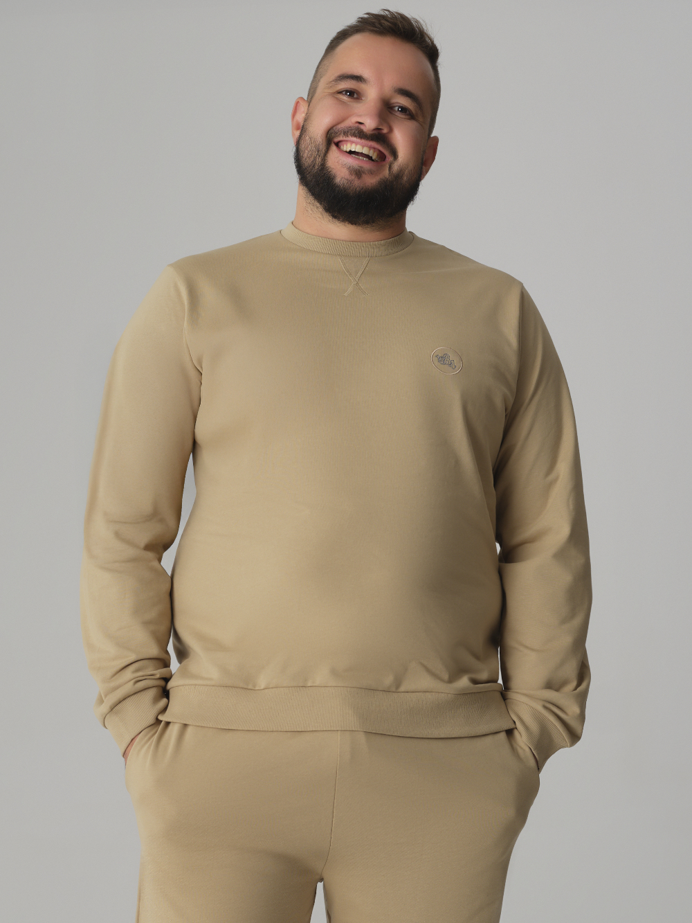 Vorderansicht: Mann trägt Comazo Sweatshirt Farbe Bast