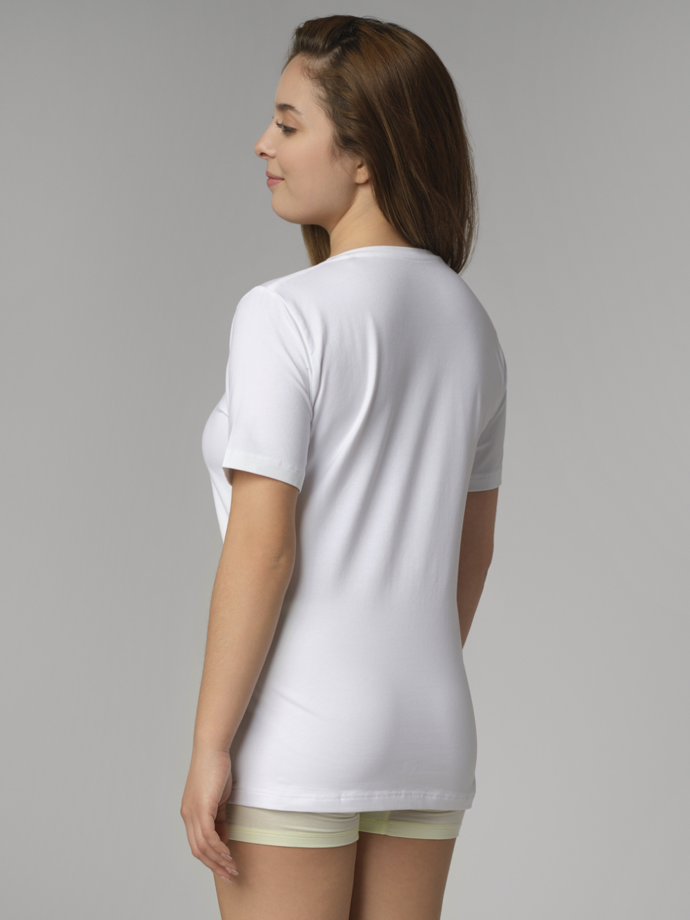 Rückansicht: Frau trägt Basic Shirt kurzarm von Comazo in der Farbe Weiß mit Rundhalsausschnitt